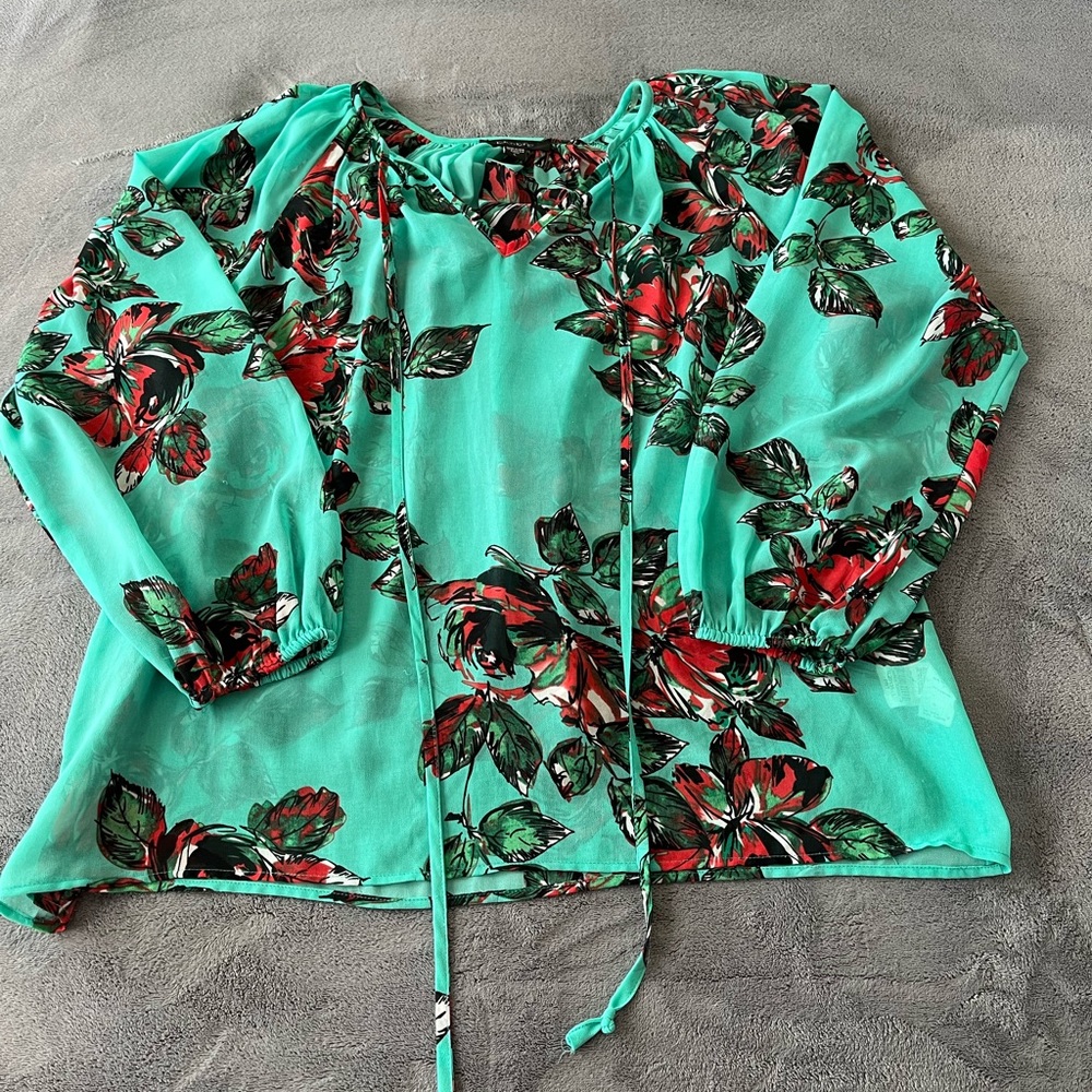 Green and red floral blouse with long elastic cuffed sleeves